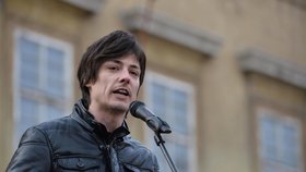 Matěj Stropnický (Strana zelených) při únorové demonstraci na podporu uprchlíků v Praze