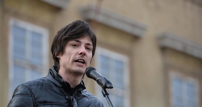 Matěj Stropnický (Strana zelených) při únorové demonstraci na podporu uprchlíků v Praze