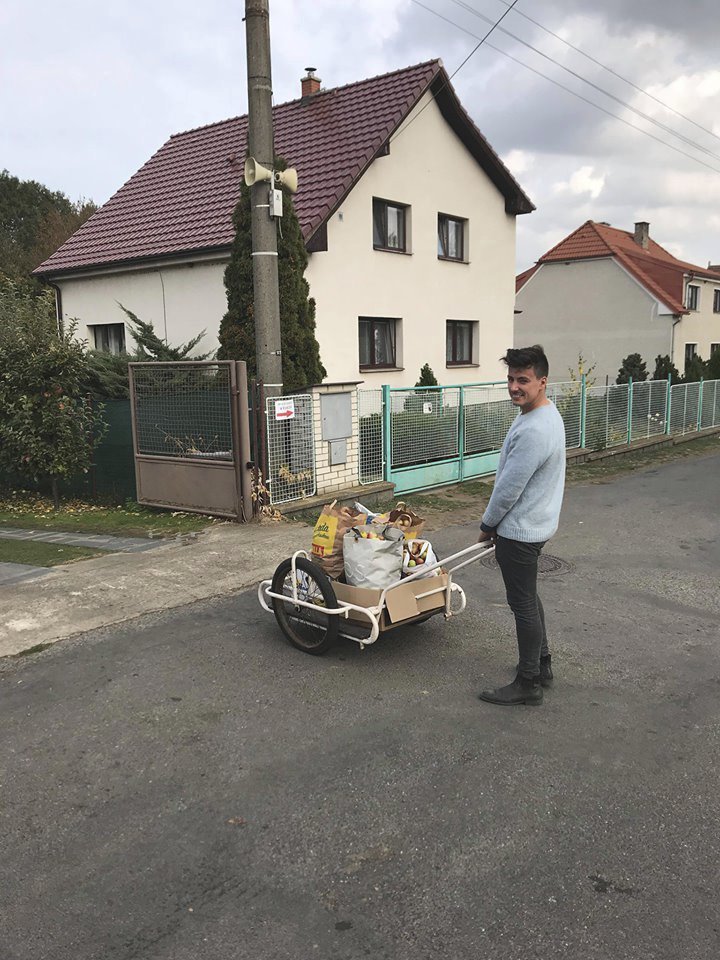 Na podzim sklidili na zámku 108 kilo jablek a nechali si vypálit kalvados.