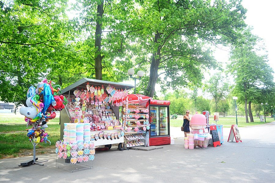 Najdete tady i pár stánků se sladkostmi, pivem i fast foodem.