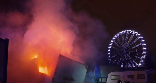 Obří požár na matějské pouti! Z maringotky šlehaly plameny, zaměstnaly čtyři jednotky hasičů