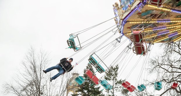 Honza na kloubovém kolotoči z Anglie s názvem Flying Swinger.