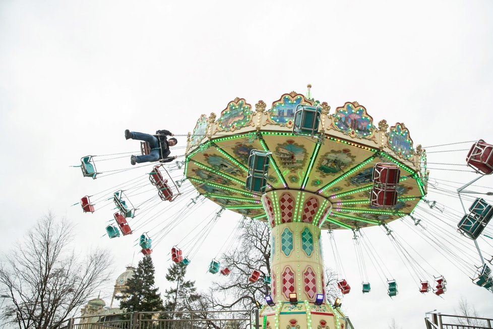 Honza na kloubovém kolotoči z Anglie s názvem Flying Swinger.