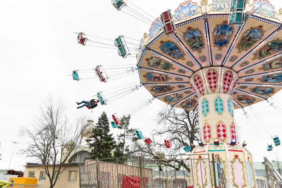 Kloubový kolotoč z Anglie s názvem Flying Swinger