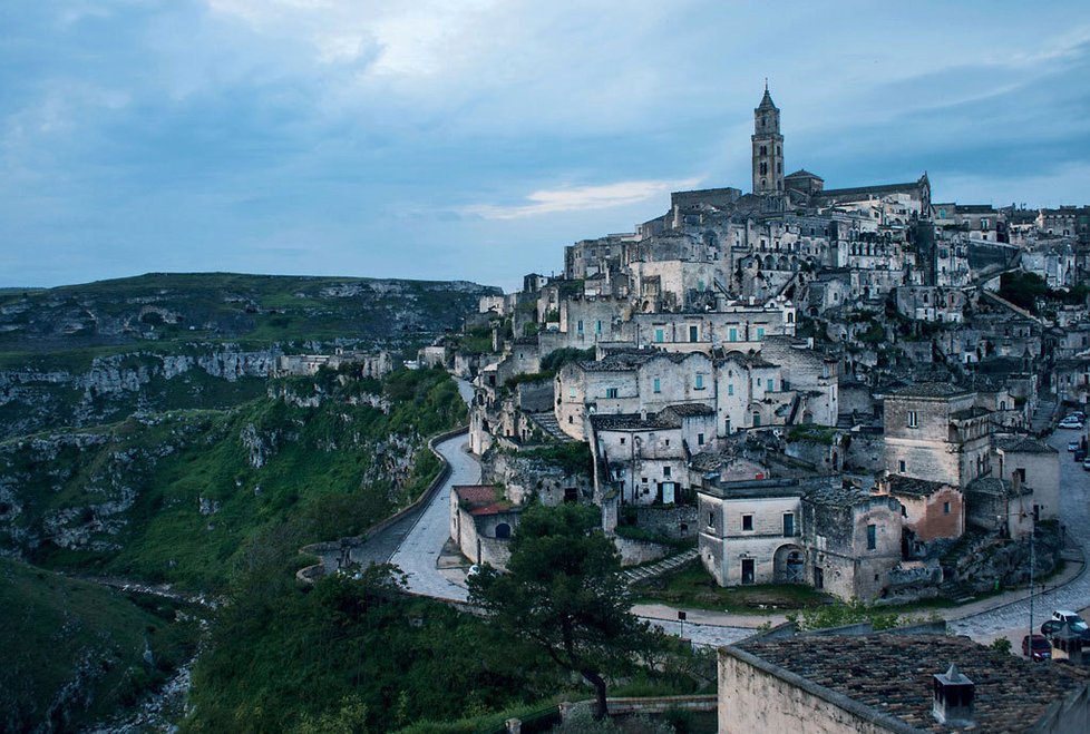 Město Matera se vypíná nad strmým kaňonem říčky Graviny.