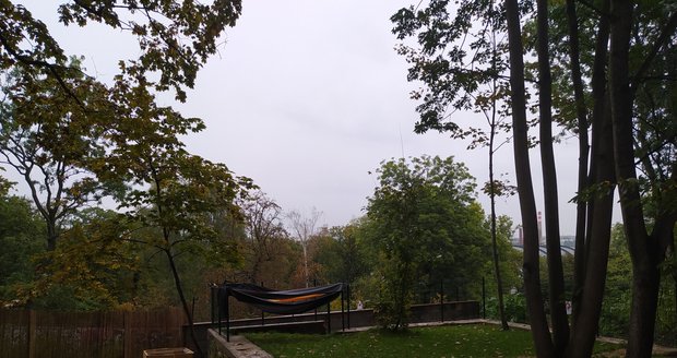 V těchto prostorách funguje mateřská lesní školka Bobulka na pražské Letné - přímo naproti Stromovce.