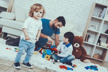 Mateřská dovolená není jen pro ženy, i muži mohou přiložit ruku k dílu nebo se s matkou dětí střídat