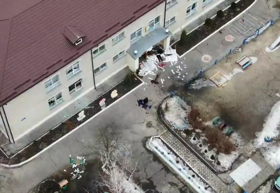 Mateřskou školu v Ochtyrce zasáhly střely z ruských děl.