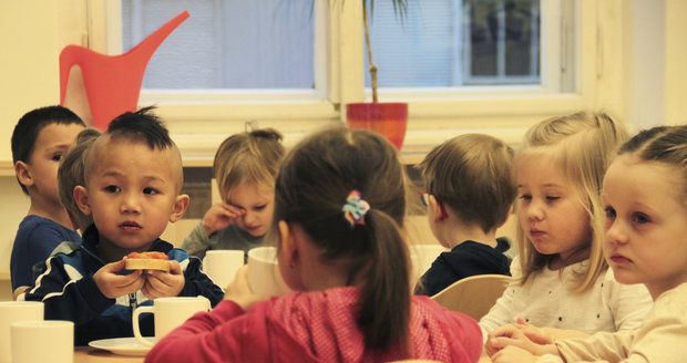 Kvůli stěhování za Prahu kolabují školy: „Učí se i v jídelně,“ říká ředitelka