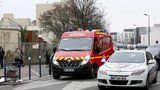 Učitele v pařížské školce bodl útočník do krku! Křičel, že patří k ISIS