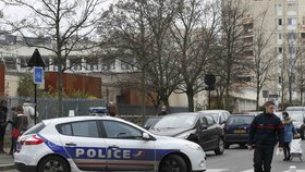 Policie před mateřskou školkou, kde pracuje učitel, který si napadení vymyslel.