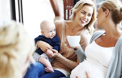 Přejmenovat mateřskou dovolenou na péči? Vláda je proti, čtenáři v anketě také