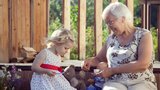 Krizové ošetřovné i pro babičky, dědy a tety: Senát asi podpoří širší okruh příjemců dávky
