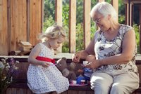 Krizové ošetřovné i pro babičky, dědy a tety: Senát asi podpoří širší okruh příjemců dávky