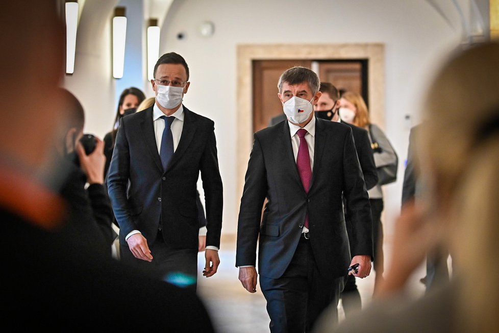 Český premiér Andrej Babiš (ANO) a jeho polský protějšek Mateusz Morawiecki jednají o koronavirové krizi v Budapešti (5. 2. 2021)