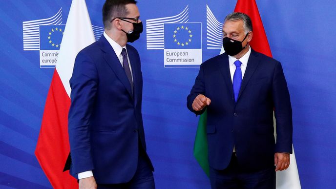 Polský premiér Mateusz Morawiecki (vlevo) a maďarský předseda vlády Viktor Orbán.