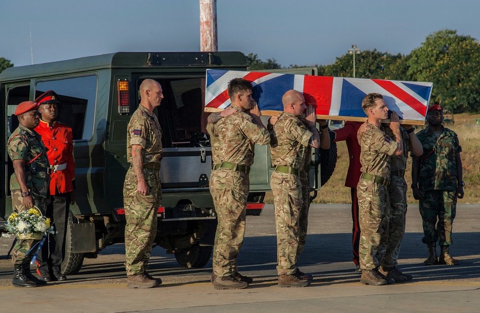 Rakev s mrtvým vojákem, zabitým při útoku slona v Malawi.