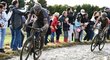 Mathieu van der Poel na bahnitém úseku kostek v klasice Paříž - Roubaix 2021