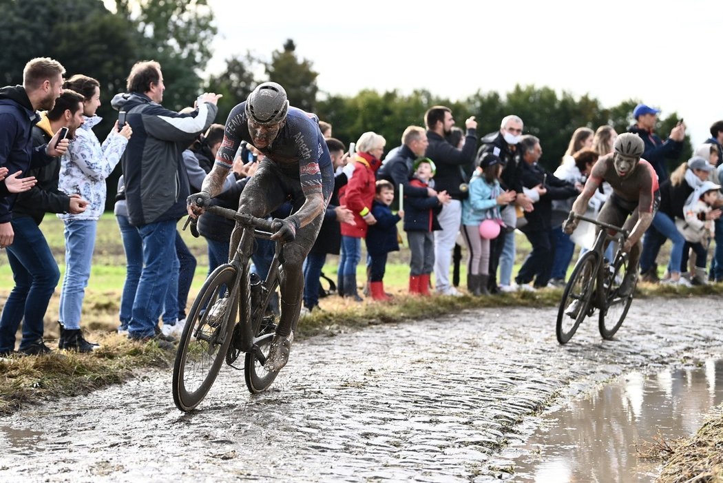 Mathieu Van Der Poel na bahnitém úseku kostek v klasice Paříž - Roubaix 2021