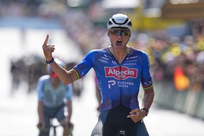 Zkrácenou etapu na Tour ovládl z úniku všeuměl Van der Poel, Vacek přišel o TOP 10 Zkrácenou etapu na Tour ovládl z úniku všeuměl Van der Poel, Vacek přišel o TOP 10