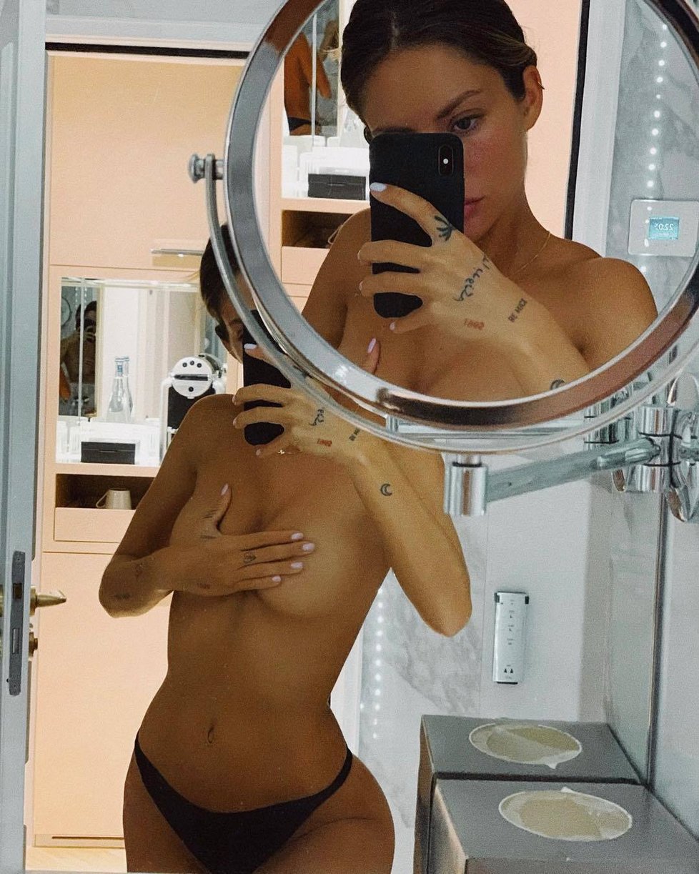 Pauline Tantotová má na instagramu velký počat fanoušků. sexy fotografiemi dráždí až 6 milionů fanoušků.