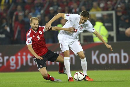 Záložník Chelsea Nemanja Matič se v utkání Srbska na půdě Albánie zranil, stejně tak i jeho kolega Branislav Ivanovič