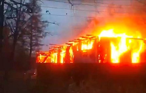 Při požáru domu v Rusku zahynula babička (†88) a pět dětí. Příčinou mohla být vadná elektroinstalace 