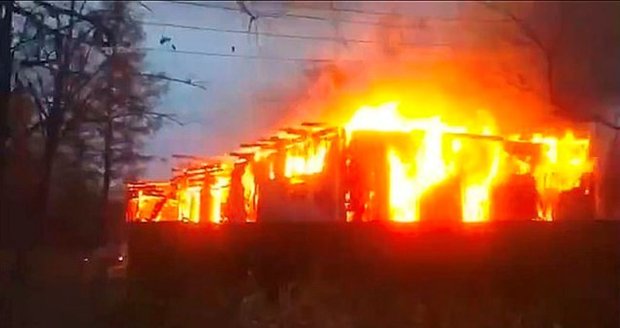 Při požáru domu v Rusku zahynula babička (†88) a pět dětí. Příčinou mohla být vadná elektroinstalace 