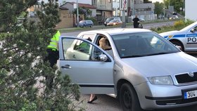 V Bohdalecké ulici policejní hlídka zastavila mladou řidičku. Ta vezla dvě děti, byla zfetovaná a opilá.