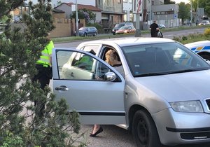 V Bohdalecké ulici policejní hlídka zastavila mladou řidičku. Ta vezla dvě děti, byla zfetovaná a opilá.