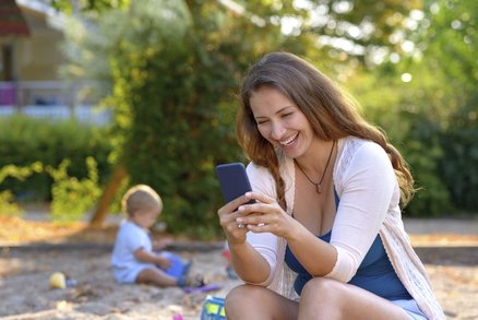 80 procent matek se dívá do telefonu místo na děti! Vadí to? 