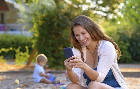 80 procent matek se dívá do telefonu místo na děti! Vadí to? 