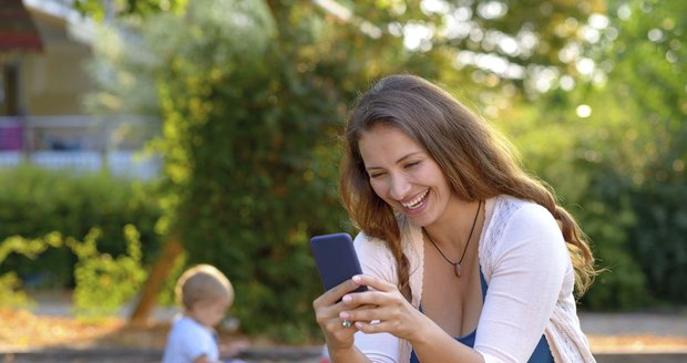 80 procent matek se dívá do telefonu místo na děti! Vadí to? 