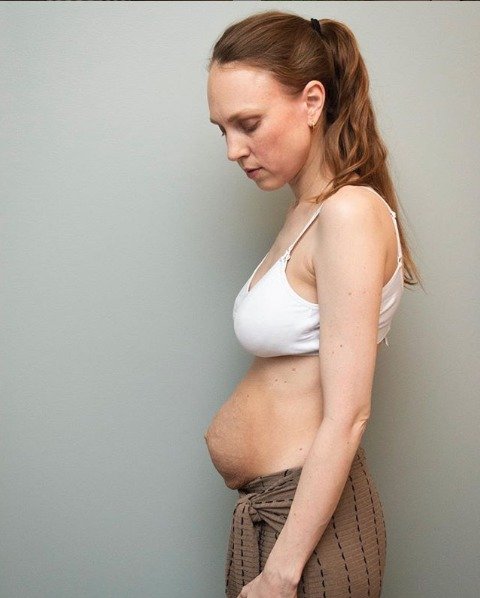 Maria i několik týdnů po porodu stále má břicho