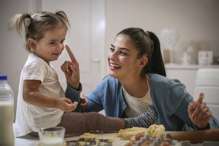 Matky, neblbněte! Ženy, které nekojí do tří a nespí s dětmi v posteli, je taky milují