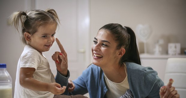 Matky, neblbněte! Ženy, které nekojí do tří a nespí s dětmi v posteli, je taky milují