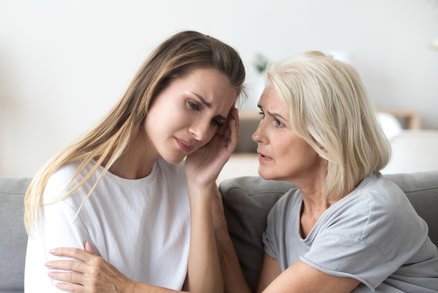 7 projevů toho, že vás matka emocionálně zneužívá: Jak vám tím ubližuje?