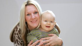 Debbie Hughes je nejstarší Britkou, která přirozeně počala i porodila
