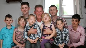 Ian Millthorpe se svými osmi dětmi