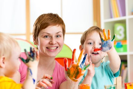 Vychytávky: Jak učit dítě malovat, a přitom mít uklizeno