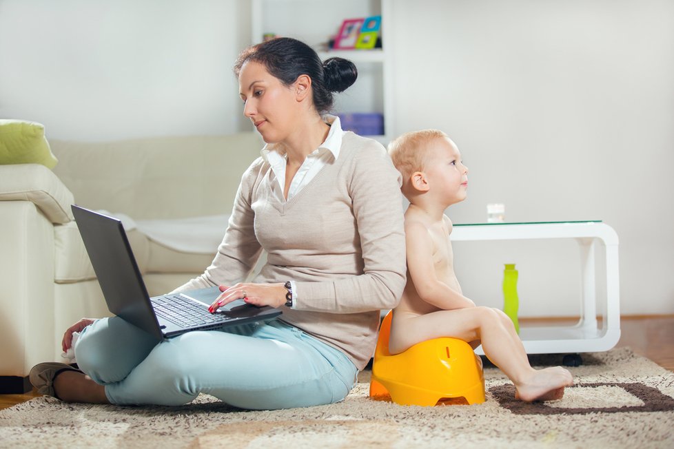 Znáte z časopisů usměvavé matky, které pracují, zatímco si jejich dítě hraje? I to je zřejmě možné