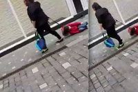 Žena táhla ulicí dítě na vodítku po zemi: Kolemjdoucí byli zděšeni