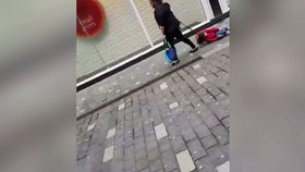 Matka táhla své dítě po ulici na vodítku.