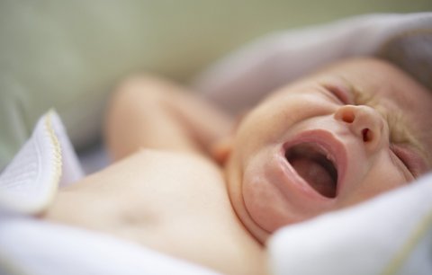 Matce vzali dítě po porodu, prý žila moc alternativně