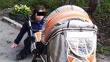 Namol opilí rodiče vezli miminko v kočárku: Policie jim dítě odebrala