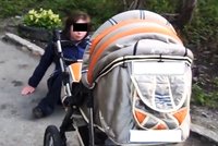 Opilá "matka" v Opavě vyklopila miminko z kočárku a nechala ho ležet na zemi: Měla 4 promile