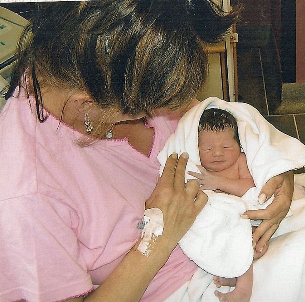 Lousie Smith s právě narozenou dcerou někoho jiného