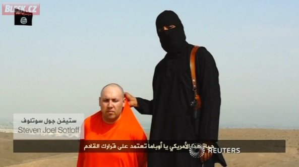 Sotloff se objevil na konci videa s popravou Jamese Foleyho.