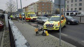 Řidič na přechodu v Praze srazil matku s kočárkem