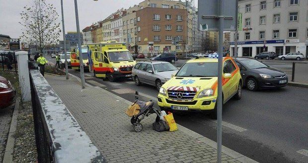 Řidič srazil na Přerovsku matku s dětmi a kočárkem! Zřejmě projel přechod na červenou! říká policie